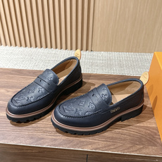 LV Major 驴牌男士乐福鞋拥有轻盈而厚实的微型外底,为经典设计注入潮流新意。手缝牛皮革鞋面压印大号 Damier LV Major 驴牌男士乐福鞋拥有轻盈而厚实的微型外底,为经典设计注入潮流新意。手缝牛皮革鞋面压印大号 Damier
