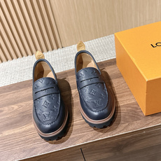 LV Major 驴牌男士乐福鞋拥有轻盈而厚实的微型外底,为经典设计注入潮流新意。手缝牛皮革鞋面压印大号 Damier LV Major 驴牌男士乐福鞋拥有轻盈而厚实的微型外底,为经典设计注入潮流新意。手缝牛皮革鞋面压印大号 Damier