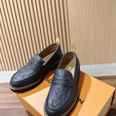 LV Major 驴牌男士乐福鞋拥有轻盈而厚实的微型外底,为经典设计注入潮流新意。手缝牛皮革鞋面压印大号 Damier LV Major 驴牌男士乐福鞋拥有轻盈而厚实的微型外底,为经典设计注入潮流新意。手缝牛皮革鞋面压印大号 Damier