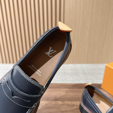 LV Major 驴牌男士乐福鞋拥有轻盈而厚实的微型外底,为经典设计注入潮流新意。手缝牛皮革鞋面压印大号 Damier LV Major 驴牌男士乐福鞋拥有轻盈而厚实的微型外底,为经典设计注入潮流新意。手缝牛皮革鞋面压印大号 Damier
