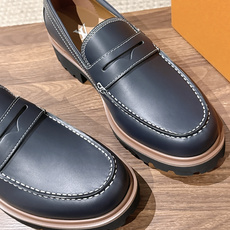 LV Major 驴牌男士乐福鞋拥有轻盈而厚实的微型外底,为经典设计注入潮流新意。手缝牛皮革鞋面压印大号 Damier LV Major 驴牌男士乐福鞋拥有轻盈而厚实的微型外底,为经典设计注入潮流新意。手缝牛皮革鞋面压印大号 Damier