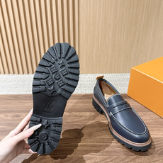 LV Major 驴牌男士乐福鞋拥有轻盈而厚实的微型外底,为经典设计注入潮流新意。手缝牛皮革鞋面压印大号 Damier LV Major 驴牌男士乐福鞋拥有轻盈而厚实的微型外底,为经典设计注入潮流新意。手缝牛皮革鞋面压印大号 Damier