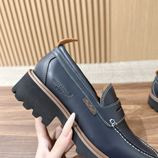 LV Major 驴牌男士乐福鞋拥有轻盈而厚实的微型外底,为经典设计注入潮流新意。手缝牛皮革鞋面压印大号 Damier LV Major 驴牌男士乐福鞋拥有轻盈而厚实的微型外底,为经典设计注入潮流新意。手缝牛皮革鞋面压印大号 Damier