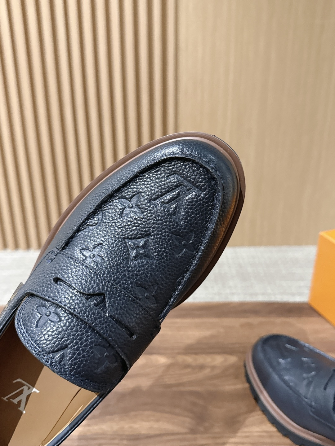 LV Major 驴牌男士乐福鞋拥有轻盈而厚实的微型外底,为经典设计注入潮流新意。手缝牛皮革鞋面压印大号 Damier LV Major 驴牌男士乐福鞋拥有轻盈而厚实的微型外底,为经典设计注入潮流新意。手缝牛皮革鞋面压印大号 Damier