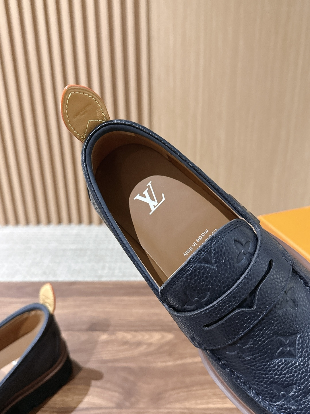 LV Major 驴牌男士乐福鞋拥有轻盈而厚实的微型外底,为经典设计注入潮流新意。手缝牛皮革鞋面压印大号 Damier LV Major 驴牌男士乐福鞋拥有轻盈而厚实的微型外底,为经典设计注入潮流新意。手缝牛皮革鞋面压印大号 Damier