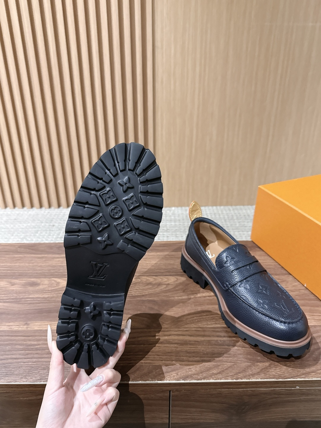 LV Major 驴牌男士乐福鞋拥有轻盈而厚实的微型外底,为经典设计注入潮流新意。手缝牛皮革鞋面压印大号 Damier LV Major 驴牌男士乐福鞋拥有轻盈而厚实的微型外底,为经典设计注入潮流新意。手缝牛皮革鞋面压印大号 Damier