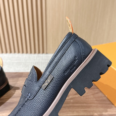 LV Major 驴牌男士乐福鞋拥有轻盈而厚实的微型外底,为经典设计注入潮流新意。手缝牛皮革鞋面压印大号 Damier LV Major 驴牌男士乐福鞋拥有轻盈而厚实的微型外底,为经典设计注入潮流新意。手缝牛皮革鞋面压印大号 Damier