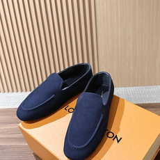 Louis Vuitton 驴牌男士麂皮乐福鞋,柔软麂皮材质,质感细腻,简约大方,英伦风设计,舒适又时髦✨。无鞋带设计, Louis Vuitton 驴牌男士麂皮乐福鞋,柔软麂皮材质,质感细腻,简约大方,英伦风设计,舒适又时髦✨。无鞋带设计,