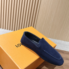 Louis Vuitton 驴牌男士麂皮乐福鞋,柔软麂皮材质,质感细腻,简约大方,英伦风设计,舒适又时髦✨。无鞋带设计, Louis Vuitton 驴牌男士麂皮乐福鞋,柔软麂皮材质,质感细腻,简约大方,英伦风设计,舒适又时髦✨。无鞋带设计,
