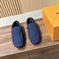 Louis Vuitton 驴牌男士麂皮乐福鞋,柔软麂皮材质,质感细腻,简约大方,英伦风设计,舒适又时髦✨。无鞋带设计, Louis Vuitton 驴牌男士麂皮乐福鞋,柔软麂皮材质,质感细腻,简约大方,英伦风设计,舒适又时髦✨。无鞋带设计,
