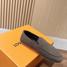 Louis Vuitton 驴牌男士麂皮乐福鞋,柔软麂皮材质,质感细腻,简约大方,英伦风设计,舒适又时髦✨。无鞋带设计, Louis Vuitton 驴牌男士麂皮乐福鞋,柔软麂皮材质,质感细腻,简约大方,英伦风设计,舒适又时髦✨。无鞋带设计,