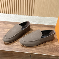 Louis Vuitton 驴牌男士麂皮乐福鞋,柔软麂皮材质,质感细腻,简约大方,英伦风设计,舒适又时髦✨。无鞋带设计, Louis Vuitton 驴牌男士麂皮乐福鞋,柔软麂皮材质,质感细腻,简约大方,英伦风设计,舒适又时髦✨。无鞋带设计,