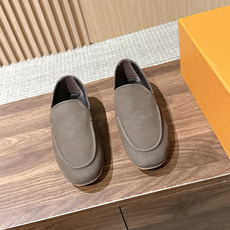 Louis Vuitton 驴牌男士麂皮乐福鞋,柔软麂皮材质,质感细腻,简约大方,英伦风设计,舒适又时髦✨。无鞋带设计, Louis Vuitton 驴牌男士麂皮乐福鞋,柔软麂皮材质,质感细腻,简约大方,英伦风设计,舒适又时髦✨。无鞋带设计,