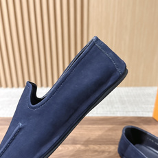 Louis Vuitton 驴牌男士麂皮乐福鞋,柔软麂皮材质,质感细腻,简约大方,英伦风设计,舒适又时髦✨。无鞋带设计, Louis Vuitton 驴牌男士麂皮乐福鞋,柔软麂皮材质,质感细腻,简约大方,英伦风设计,舒适又时髦✨。无鞋带设计,