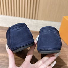 Louis Vuitton 驴牌男士麂皮乐福鞋,柔软麂皮材质,质感细腻,简约大方,英伦风设计,舒适又时髦✨。无鞋带设计, Louis Vuitton 驴牌男士麂皮乐福鞋,柔软麂皮材质,质感细腻,简约大方,英伦风设计,舒适又时髦✨。无鞋带设计,