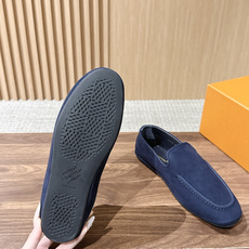 Louis Vuitton 驴牌男士麂皮乐福鞋,柔软麂皮材质,质感细腻,简约大方,英伦风设计,舒适又时髦✨。无鞋带设计, Louis Vuitton 驴牌男士麂皮乐福鞋,柔软麂皮材质,质感细腻,简约大方,英伦风设计,舒适又时髦✨。无鞋带设计,