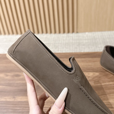 Louis Vuitton 驴牌男士麂皮乐福鞋,柔软麂皮材质,质感细腻,简约大方,英伦风设计,舒适又时髦✨。无鞋带设计, Louis Vuitton 驴牌男士麂皮乐福鞋,柔软麂皮材质,质感细腻,简约大方,英伦风设计,舒适又时髦✨。无鞋带设计,
