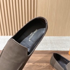 Louis Vuitton 驴牌男士麂皮乐福鞋,柔软麂皮材质,质感细腻,简约大方,英伦风设计,舒适又时髦✨。无鞋带设计, Louis Vuitton 驴牌男士麂皮乐福鞋,柔软麂皮材质,质感细腻,简约大方,英伦风设计,舒适又时髦✨。无鞋带设计,
