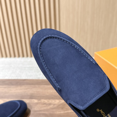 Louis Vuitton 驴牌男士麂皮乐福鞋,柔软麂皮材质,质感细腻,简约大方,英伦风设计,舒适又时髦✨。无鞋带设计, Louis Vuitton 驴牌男士麂皮乐福鞋,柔软麂皮材质,质感细腻,简约大方,英伦风设计,舒适又时髦✨。无鞋带设计,
