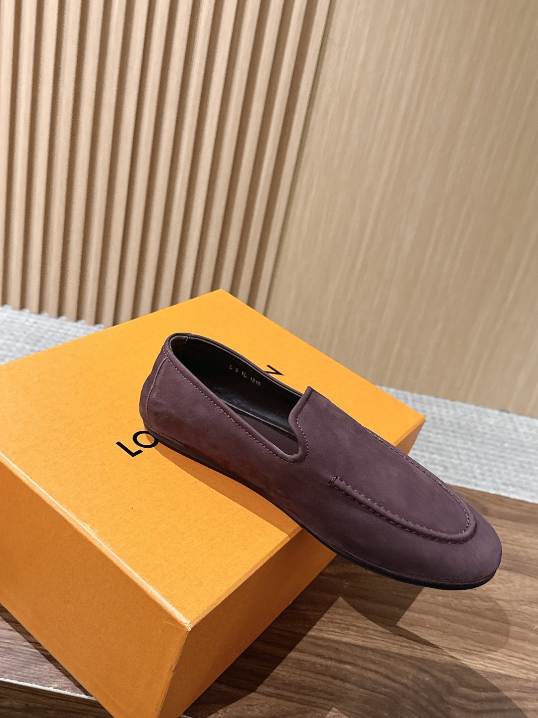 Louis Vuitton 驴牌男士麂皮乐福鞋,柔软麂皮材质,质感细腻,简约大方,英伦风设计,舒适又时髦✨。无鞋带设计, Louis Vuitton 驴牌男士麂皮乐福鞋,柔软麂皮材质,质感细腻,简约大方,英伦风设计,舒适又时髦✨。无鞋带设计,