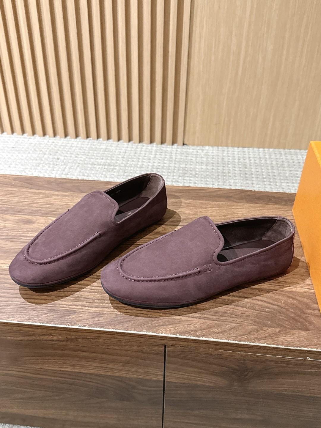 Louis Vuitton 驴牌男士麂皮乐福鞋,柔软麂皮材质,质感细腻,简约大方,英伦风设计,舒适又时髦✨。无鞋带设计, Louis Vuitton 驴牌男士麂皮乐福鞋,柔软麂皮材质,质感细腻,简约大方,英伦风设计,舒适又时髦✨。无鞋带设计,