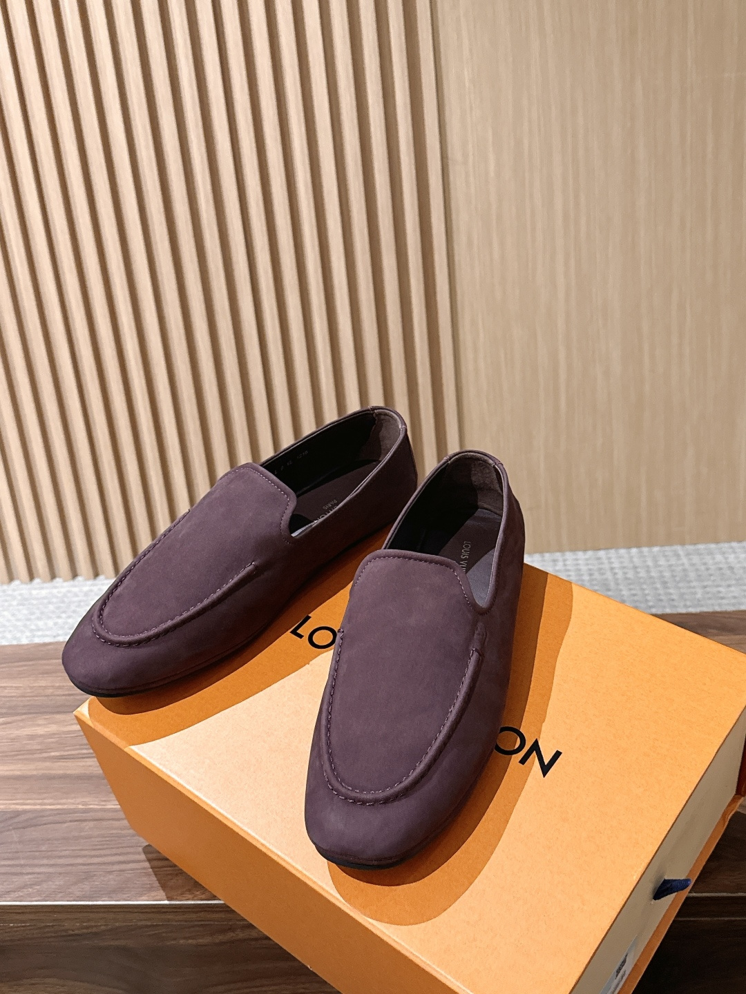 Louis Vuitton 驴牌男士麂皮乐福鞋,柔软麂皮材质,质感细腻,简约大方,英伦风设计,舒适又时髦✨。无鞋带设计, Louis Vuitton 驴牌男士麂皮乐福鞋,柔软麂皮材质,质感细腻,简约大方,英伦风设计,舒适又时髦✨。无鞋带设计,
