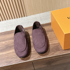 Louis Vuitton 驴牌男士麂皮乐福鞋,柔软麂皮材质,质感细腻,简约大方,英伦风设计,舒适又时髦✨。无鞋带设计, Louis Vuitton 驴牌男士麂皮乐福鞋,柔软麂皮材质,质感细腻,简约大方,英伦风设计,舒适又时髦✨。无鞋带设计,
