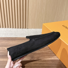 Louis Vuitton 驴牌男士麂皮乐福鞋,柔软麂皮材质,质感细腻,简约大方,英伦风设计,舒适又时髦✨。无鞋带设计, Louis Vuitton 驴牌男士麂皮乐福鞋,柔软麂皮材质,质感细腻,简约大方,英伦风设计,舒适又时髦✨。无鞋带设计,
