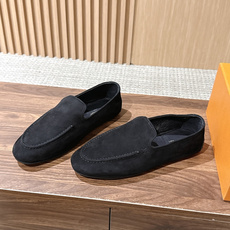 Louis Vuitton 驴牌男士麂皮乐福鞋,柔软麂皮材质,质感细腻,简约大方,英伦风设计,舒适又时髦✨。无鞋带设计, Louis Vuitton 驴牌男士麂皮乐福鞋,柔软麂皮材质,质感细腻,简约大方,英伦风设计,舒适又时髦✨。无鞋带设计,