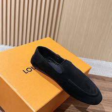 Louis Vuitton 驴牌男士麂皮乐福鞋,柔软麂皮材质,质感细腻,简约大方,英伦风设计,舒适又时髦✨。无鞋带设计, Louis Vuitton 驴牌男士麂皮乐福鞋,柔软麂皮材质,质感细腻,简约大方,英伦风设计,舒适又时髦✨。无鞋带设计,