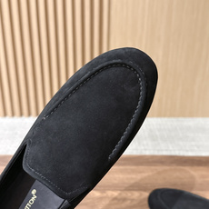 Louis Vuitton 驴牌男士麂皮乐福鞋,柔软麂皮材质,质感细腻,简约大方,英伦风设计,舒适又时髦✨。无鞋带设计, Louis Vuitton 驴牌男士麂皮乐福鞋,柔软麂皮材质,质感细腻,简约大方,英伦风设计,舒适又时髦✨。无鞋带设计,