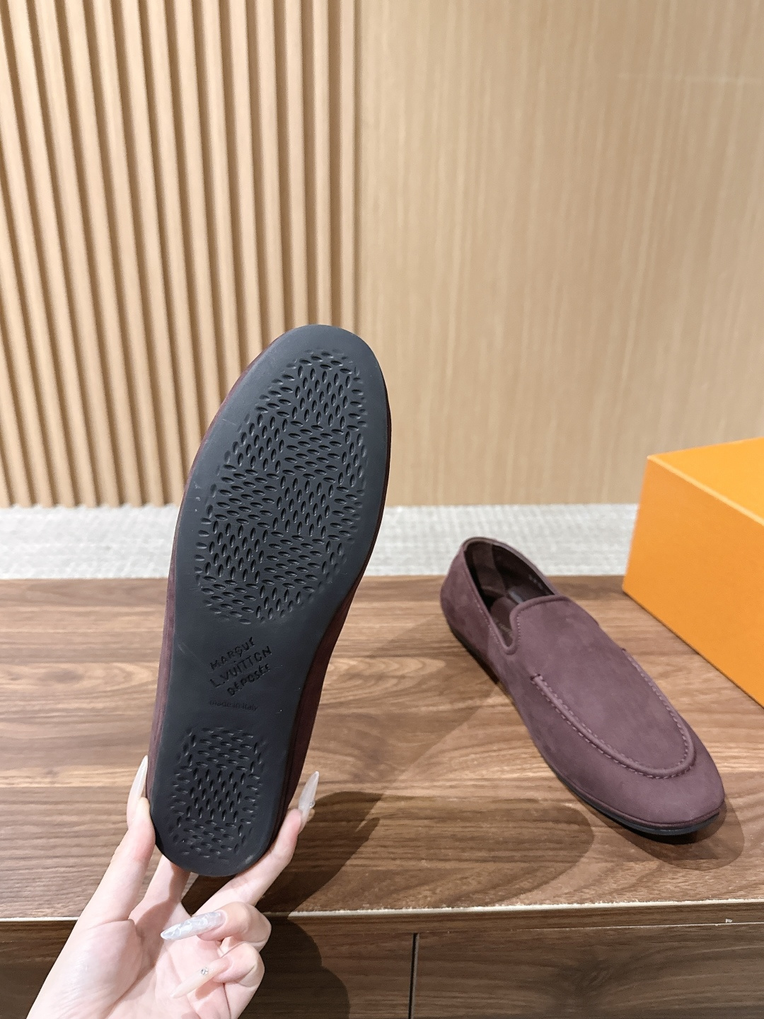 Louis Vuitton 驴牌男士麂皮乐福鞋,柔软麂皮材质,质感细腻,简约大方,英伦风设计,舒适又时髦✨。无鞋带设计, Louis Vuitton 驴牌男士麂皮乐福鞋,柔软麂皮材质,质感细腻,简约大方,英伦风设计,舒适又时髦✨。无鞋带设计,