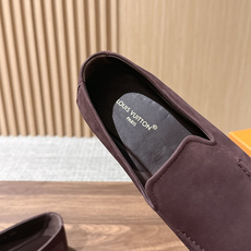 Louis Vuitton 驴牌男士麂皮乐福鞋,柔软麂皮材质,质感细腻,简约大方,英伦风设计,舒适又时髦✨。无鞋带设计, Louis Vuitton 驴牌男士麂皮乐福鞋,柔软麂皮材质,质感细腻,简约大方,英伦风设计,舒适又时髦✨。无鞋带设计,