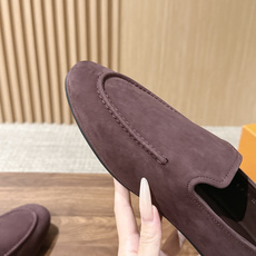 Louis Vuitton 驴牌男士麂皮乐福鞋,柔软麂皮材质,质感细腻,简约大方,英伦风设计,舒适又时髦✨。无鞋带设计, Louis Vuitton 驴牌男士麂皮乐福鞋,柔软麂皮材质,质感细腻,简约大方,英伦风设计,舒适又时髦✨。无鞋带设计,