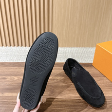 Louis Vuitton 驴牌男士麂皮乐福鞋,柔软麂皮材质,质感细腻,简约大方,英伦风设计,舒适又时髦✨。无鞋带设计, Louis Vuitton 驴牌男士麂皮乐福鞋,柔软麂皮材质,质感细腻,简约大方,英伦风设计,舒适又时髦✨。无鞋带设计,