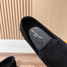 Louis Vuitton 驴牌男士麂皮乐福鞋,柔软麂皮材质,质感细腻,简约大方,英伦风设计,舒适又时髦✨。无鞋带设计, Louis Vuitton 驴牌男士麂皮乐福鞋,柔软麂皮材质,质感细腻,简约大方,英伦风设计,舒适又时髦✨。无鞋带设计,