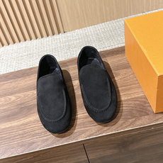 Louis Vuitton 驴牌男士麂皮乐福鞋,柔软麂皮材质,质感细腻,简约大方,英伦风设计,舒适又时髦✨。无鞋带设计, Louis Vuitton 驴牌男士麂皮乐福鞋,柔软麂皮材质,质感细腻,简约大方,英伦风设计,舒适又时髦✨。无鞋带设计,