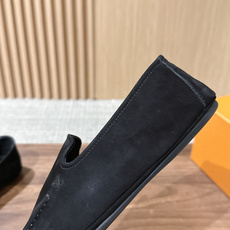 Louis Vuitton 驴牌男士麂皮乐福鞋,柔软麂皮材质,质感细腻,简约大方,英伦风设计,舒适又时髦✨。无鞋带设计, Louis Vuitton 驴牌男士麂皮乐福鞋,柔软麂皮材质,质感细腻,简约大方,英伦风设计,舒适又时髦✨。无鞋带设计,