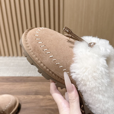 UGG Coquette Stitch 克格特缝线便鞋✨ 秋冬“踩云级”本命毛毛半拖,适配所有慵懒系穿搭 复古民族风明线 UGG Coquette Stitch 克格特缝线便鞋✨ 秋冬“踩云级”本命毛毛半拖,适配所有慵懒系穿搭 复古民族风明线