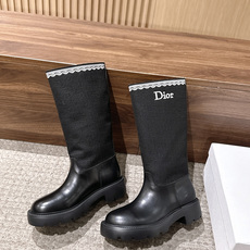 Christian Dior 迪奥新款蕾丝花边拼接长/短靴 一双有两个版本可选,矮靴俏皮灵动,高靴气场十足。靴身下半部分 Christian Dior 迪奥新款蕾丝花边拼接长/短靴 一双有两个版本可选,矮靴俏皮灵动,高靴气场十足。靴身下半部分