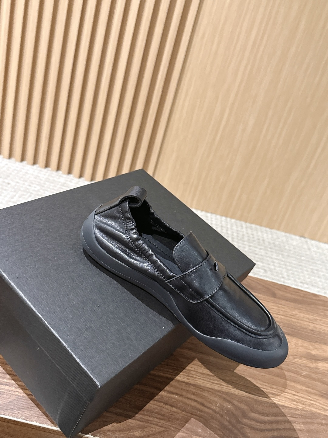 Prada Speedrock 普拉达新款情侣款 休闲 乐福鞋 Speedrock乐福鞋汲取运动鞋的实用功能,融入都市 Prada Speedrock 普拉达新款情侣款 休闲 乐福鞋 Speedrock乐福鞋汲取运动鞋的实用功能,融入都市