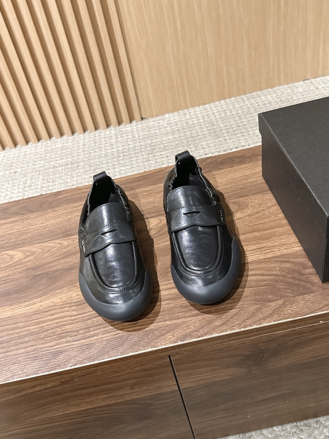 Prada Speedrock 普拉达新款情侣款 休闲 乐福鞋 Speedrock乐福鞋汲取运动鞋的实用功能,融入都市 Prada Speedrock 普拉达新款情侣款 休闲 乐福鞋 Speedrock乐福鞋汲取运动鞋的实用功能,融入都市