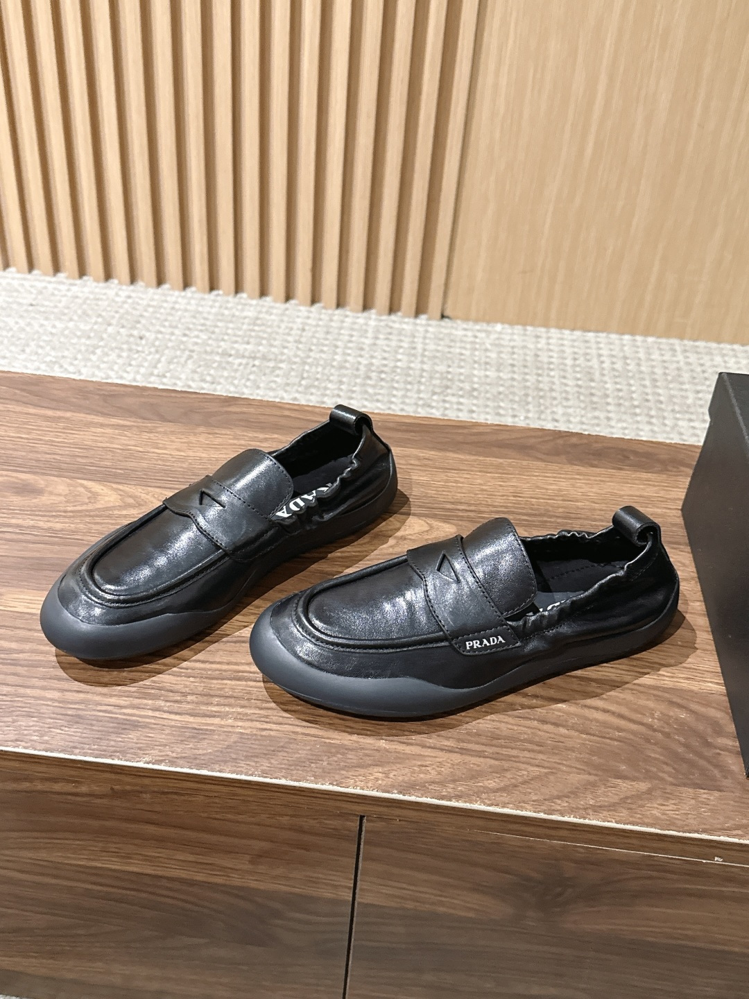 Prada Speedrock 普拉达新款情侣款 休闲 乐福鞋 Speedrock乐福鞋汲取运动鞋的实用功能,融入都市 Prada Speedrock 普拉达新款情侣款 休闲 乐福鞋 Speedrock乐福鞋汲取运动鞋的实用功能,融入都市