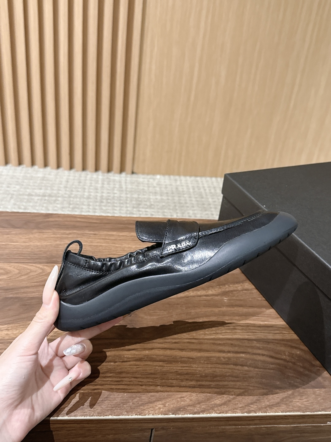 Prada Speedrock 普拉达新款情侣款 休闲 乐福鞋 Speedrock乐福鞋汲取运动鞋的实用功能,融入都市 Prada Speedrock 普拉达新款情侣款 休闲 乐福鞋 Speedrock乐福鞋汲取运动鞋的实用功能,融入都市