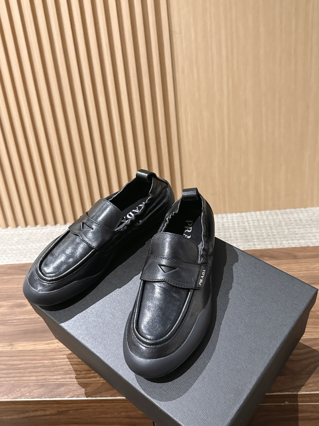 Prada Speedrock 普拉达新款情侣款 休闲 乐福鞋 Speedrock乐福鞋汲取运动鞋的实用功能,融入都市 Prada Speedrock 普拉达新款情侣款 休闲 乐福鞋 Speedrock乐福鞋汲取运动鞋的实用功能,融入都市