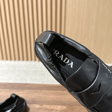 Prada Speedrock 普拉达新款情侣款 休闲 乐福鞋 Speedrock乐福鞋汲取运动鞋的实用功能,融入都市 Prada Speedrock 普拉达新款情侣款 休闲 乐福鞋 Speedrock乐福鞋汲取运动鞋的实用功能,融入都市