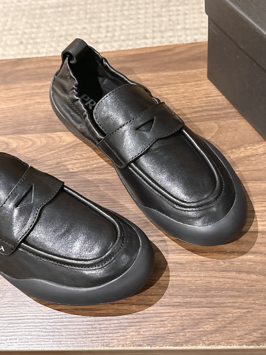 Prada Speedrock 普拉达新款情侣款 休闲 乐福鞋 Speedrock乐福鞋汲取运动鞋的实用功能,融入都市 Prada Speedrock 普拉达新款情侣款 休闲 乐福鞋 Speedrock乐福鞋汲取运动鞋的实用功能,融入都市