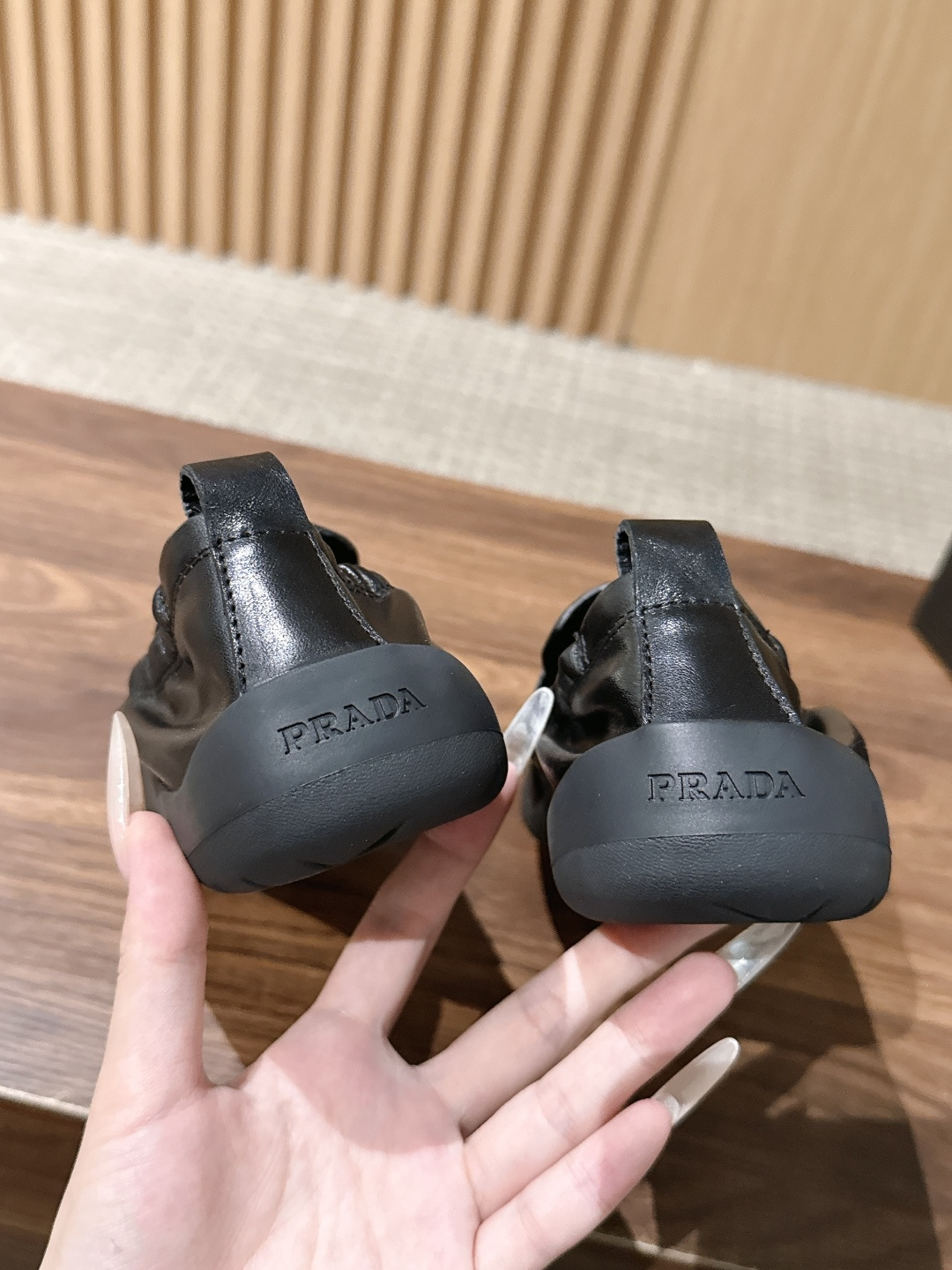 Prada Speedrock 普拉达新款情侣款 休闲 乐福鞋 Speedrock乐福鞋汲取运动鞋的实用功能,融入都市 Prada Speedrock 普拉达新款情侣款 休闲 乐福鞋 Speedrock乐福鞋汲取运动鞋的实用功能,融入都市
