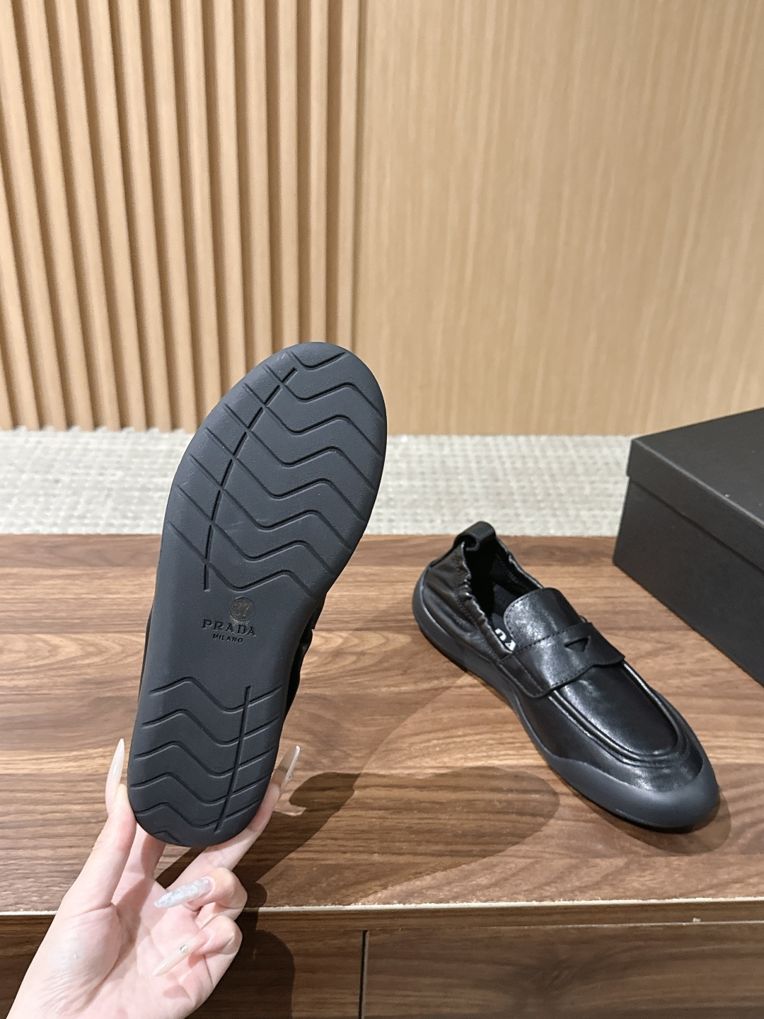 Prada Speedrock 普拉达新款情侣款 休闲 乐福鞋 Speedrock乐福鞋汲取运动鞋的实用功能,融入都市 Prada Speedrock 普拉达新款情侣款 休闲 乐福鞋 Speedrock乐福鞋汲取运动鞋的实用功能,融入都市