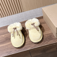 UGG Coquette Stitch 克格特缝线便鞋✨ 秋冬“踩云级”本命毛毛半拖,适配所有慵懒系穿搭 复古民族风明线 UGG Coquette Stitch 克格特缝线便鞋✨ 秋冬“踩云级”本命毛毛半拖,适配所有慵懒系穿搭 复古民族风明线